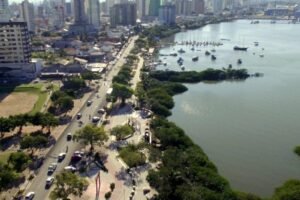 Temporada Verão 2024 em Itajaí : Tenda nos Molhes da Barra receberá shows e atividade física