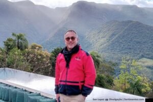 A cerca de 35 km de Torres (RS), Praia Grande, em Santa Catarina, realiza programação especial de 10 a 15 de outubro, combinando cultura, empreendedorismo, natureza e experiências de hospitalidade. Praia Grande Praia Grande é um município brasileiro no interior do estado de Santa Catarina, Região Sul do país. Localiza-se no extremo sul catarinense e pertence à área de expansão da Região Metropolitana Carbonífera. O feriadão de Nossa Senhora Aparecida na capital dos Cânions é uma ótima oportunidade para descobrir os atrativos de aventura e contemplação no Sul do Brasil. San Lopez em Praia Grande (SC) - Sortimentos.com EcoSummit Nos dias 10 e 11 de outubro, a Rua Coberta Tio Dilly, no Centro, recebe a Feira de Economia Solidária, promovida pelo Coletivo Multicultural dos Cânions, com produtos variados e programação para toda a família. Já no período de 13 a 15 de outubro a agenda ganha projeção nacional e internacional com a realização da 2ª EcoSummit – Feira Nacional de Ecoturismo e Inovação. O evento prevê coquetel de abertura para network, lançamento do projeto inédito intitulado “Destinos que Curam”, voltado ao turismo de saúde e bem-estar, e a participação de nomes de destaque da hotelaria e do turismo mundial. Entre os convidados está o especialista Mehmet Halis Aydogan, que apresentará experiências da operação de balonismo e do turismo na Capadócia, na Turquia, e do Sr. Márcio Santos, diretor geral do Colline de France, premiado hotel de Gramado, reconhecido internacionalmente por sua excelência em hospitalidade. Nos dias 14 e 15, a EcoSummit promove feira de negócios com mais de 30 estandes dos setores de gastronomia, hospedagem, tecnologia e serviços. A iniciativa conta com a chancela da Host Lab, do Grupo Moradas, e o apoio do Geoparque Mundial da UNESCO Caminhos dos Cânions do Sul e da CDL Praia Grande. Além dos eventos, o destino convida os visitantes a explorar suas paisagens naturais, trilhas e experiências de aventuras. San Lopez em Praia Grande (SC) - Sortimentos.com Dicas Cristiano Colares Raupp é uma das boas opções de guia local. Na hospedagem, opções que vão do econômico ao luxo, como o Primeiro Hostel ( antigo Acasarosa ), a charmosa e rústica Pousada Refúgio das Montanhas e a excelência Moradas da Montanha, atendem diferentes perfis de viajantes. Já na gastronomia, as sugestões são Casamarela Trattoria e Antiquário e o Grota Bier Pizza Bar complementam o roteiro com alternativas para aproveitar os sabores locais. Com uma programação que se estende por seis dias, Praia Grande reforça sua vocação como destino de turismo, lazer e negócios, conectando a economia local às oportunidades do ecoturismo e da hospitalidade. Para quem parte de Porto Alegre ou Florianópolis, é um convite para transformar o feriadão em uma experiência que reúne cultura, natureza e novas descobertas. Fonte: San Lopez — Produções e Comunicação