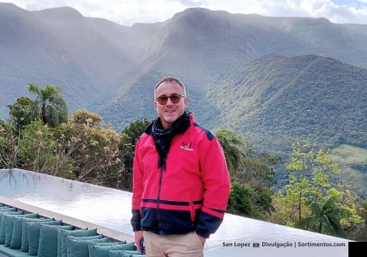 A cerca de 35 km de Torres (RS), Praia Grande, em Santa Catarina, realiza programação especial de 10 a 15 de outubro, combinando cultura, empreendedorismo, natureza e experiências de hospitalidade. Praia Grande Praia Grande é um município brasileiro no interior do estado de Santa Catarina, Região Sul do país. Localiza-se no extremo sul catarinense e pertence à área de expansão da Região Metropolitana Carbonífera. O feriadão de Nossa Senhora Aparecida na capital dos Cânions é uma ótima oportunidade para descobrir os atrativos de aventura e contemplação no Sul do Brasil. San Lopez em Praia Grande (SC) - Sortimentos.com EcoSummit Nos dias 10 e 11 de outubro, a Rua Coberta Tio Dilly, no Centro, recebe a Feira de Economia Solidária, promovida pelo Coletivo Multicultural dos Cânions, com produtos variados e programação para toda a família. Já no período de 13 a 15 de outubro a agenda ganha projeção nacional e internacional com a realização da 2ª EcoSummit – Feira Nacional de Ecoturismo e Inovação. O evento prevê coquetel de abertura para network, lançamento do projeto inédito intitulado “Destinos que Curam”, voltado ao turismo de saúde e bem-estar, e a participação de nomes de destaque da hotelaria e do turismo mundial. Entre os convidados está o especialista Mehmet Halis Aydogan, que apresentará experiências da operação de balonismo e do turismo na Capadócia, na Turquia, e do Sr. Márcio Santos, diretor geral do Colline de France, premiado hotel de Gramado, reconhecido internacionalmente por sua excelência em hospitalidade. Nos dias 14 e 15, a EcoSummit promove feira de negócios com mais de 30 estandes dos setores de gastronomia, hospedagem, tecnologia e serviços. A iniciativa conta com a chancela da Host Lab, do Grupo Moradas, e o apoio do Geoparque Mundial da UNESCO Caminhos dos Cânions do Sul e da CDL Praia Grande. Além dos eventos, o destino convida os visitantes a explorar suas paisagens naturais, trilhas e experiências de aventuras. San Lopez em Praia Grande (SC) - Sortimentos.com Dicas Cristiano Colares Raupp é uma das boas opções de guia local. Na hospedagem, opções que vão do econômico ao luxo, como o Primeiro Hostel ( antigo Acasarosa ), a charmosa e rústica Pousada Refúgio das Montanhas e a excelência Moradas da Montanha, atendem diferentes perfis de viajantes. Já na gastronomia, as sugestões são Casamarela Trattoria e Antiquário e o Grota Bier Pizza Bar complementam o roteiro com alternativas para aproveitar os sabores locais. Com uma programação que se estende por seis dias, Praia Grande reforça sua vocação como destino de turismo, lazer e negócios, conectando a economia local às oportunidades do ecoturismo e da hospitalidade. Para quem parte de Porto Alegre ou Florianópolis, é um convite para transformar o feriadão em uma experiência que reúne cultura, natureza e novas descobertas. Fonte: San Lopez — Produções e Comunicação